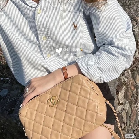 CHANEL 奶茶色金扣相機包 22*16*10cm 9新 配件塵袋