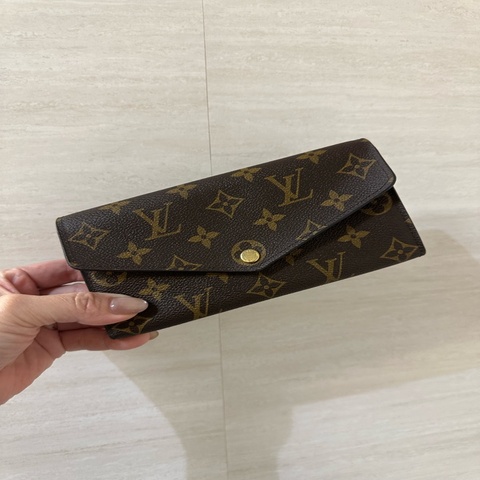 LV 原花金釦內紫紅色Sarah下蓋信封16卡長夾M62234