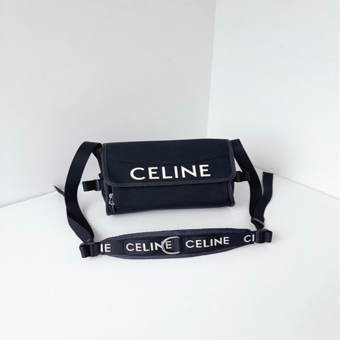 Celine🫶🏻黑色帆布白字母logo翻蓋郵差包/相機包💗98新 尺寸25*20*8