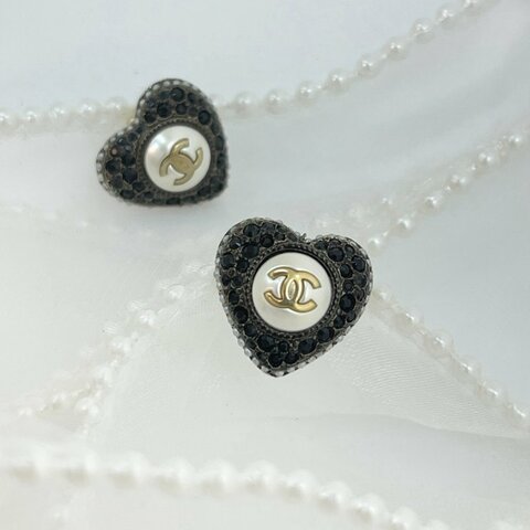 CHANEL 22B 愛心針式耳環