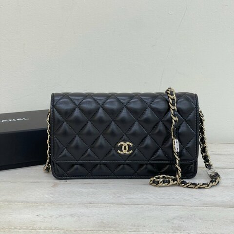 CHANEL 24P 菱格紋黑白LOGO鍊 WOC 芯片款