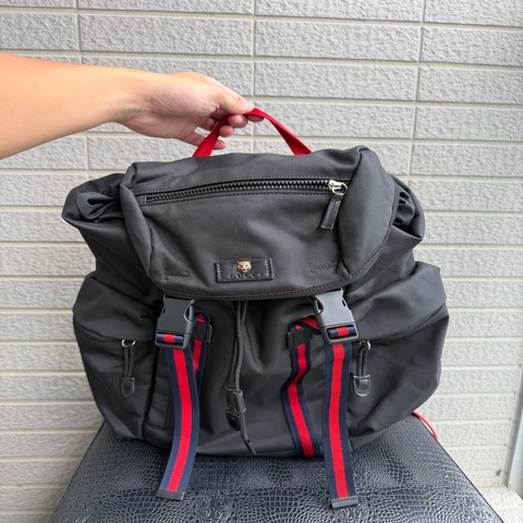 GUCCI 古馳 Techno Canvas 烙印LOGO翻蓋束口帆布後背包(黑)
