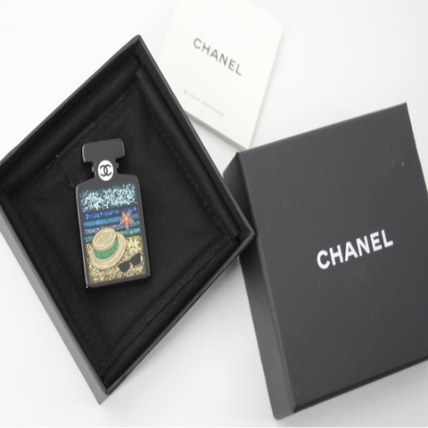 Chanel 18S 樹脂沙灘黑色香水瓶造型胸針