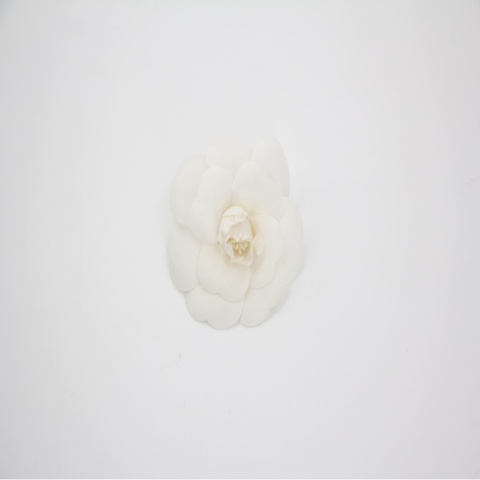 Chanel Vintage 81-85 絲綢白色山茶花胸針
