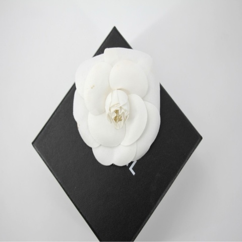 Chanel Vintage 81-85 絲綢白色山茶花胸針