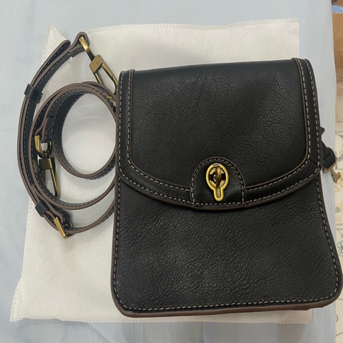 Fossil Heritage Flap Crossbody（經典轉扣真皮斜背風琴包）。