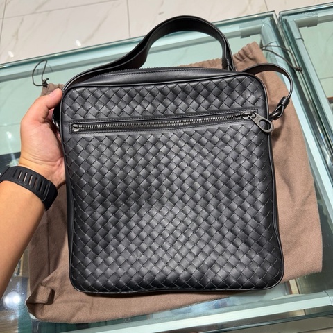 Bottega Veneta 葆蝶家，經典純皮郵差包 尺寸：27*28*5