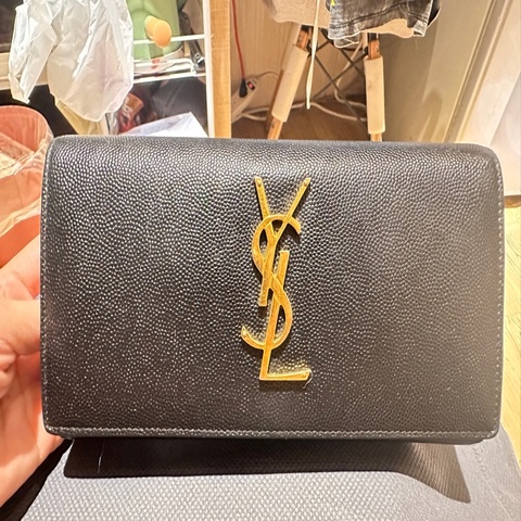 Saint Laurent YSL 經典 Cassandre 黑色魚子醬牛皮金字 Logo 翻蓋長夾 (專櫃正品)