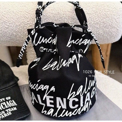 巴黎世家 Balenciaga 草寫字母刺繡水桶包 提把抽繩束口包 長背帶側背包 刺繡logo手提斜背水桶包
