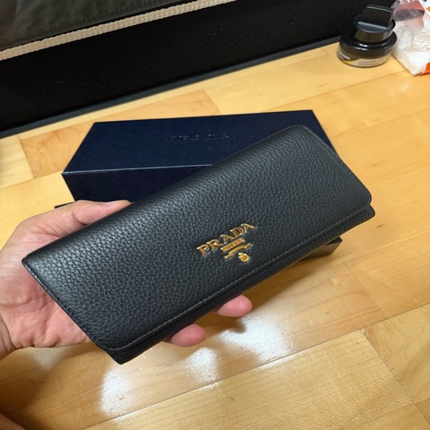 Prada經典荔枝紋牛皮翻蓋扣式長夾