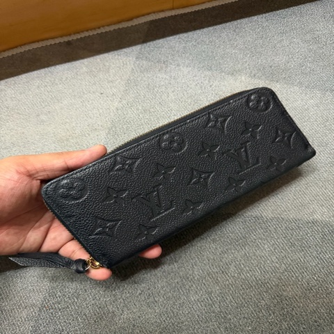 Lv黑色壓紋牛皮拉鍊長夾（M60171）