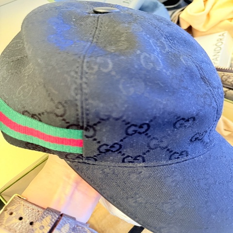 Gucci黑色logo雙邊條搭配棒球帽