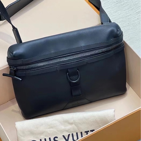 Louis Vuitton 路易威登 lv男士包斜挎包肩背包 尺寸26cm配件：塵袋