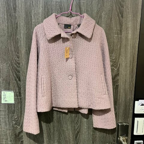【美收精品】FENDI 藕粉色羊毛凹凸紋理短版外套 5-846【隔月月中將轉賣至日本 上架期限30天】