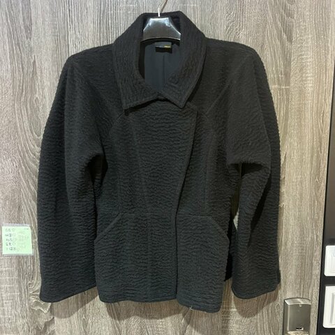 【美收精品】FENDI 黑色羊毛凹凸紋理收腰外套 5-845【隔月月中將轉賣至日本 上架期限30天】