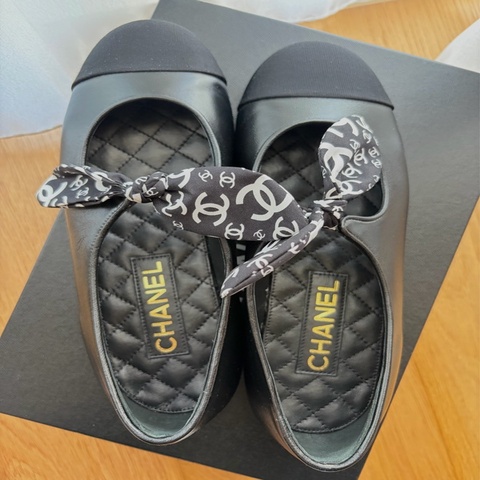 CHANEL 香奈兒經典黑色芭蕾鞋｜雙 C Logo 印花綁帶設計｜近新美品 37