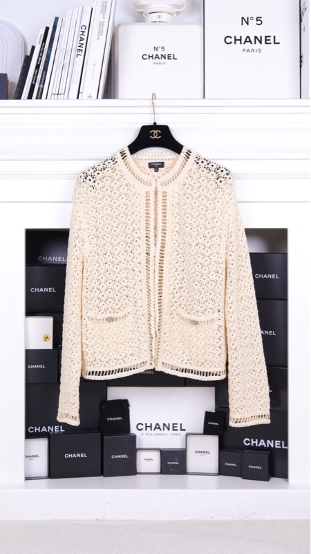 Chanel 20P奶白色镂空山茶花扣两口袋针织开衫上衣外套