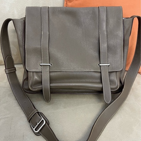 HERMES/愛馬仕 steven史蒂夫經典雙扣男士郵差包 大象灰 togo皮 框Q刻