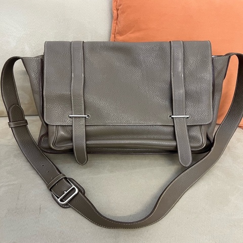 HERMES/愛馬仕 steven史蒂夫經典雙扣男士郵差包 大象灰 togo皮 框Q刻