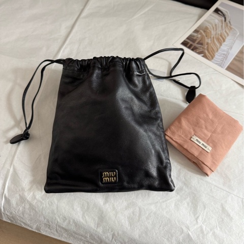 繆繆miumiu  24fw 新款Nappa黑色金扣皮質抽繩福袋小包，經典設計，可以當包掛