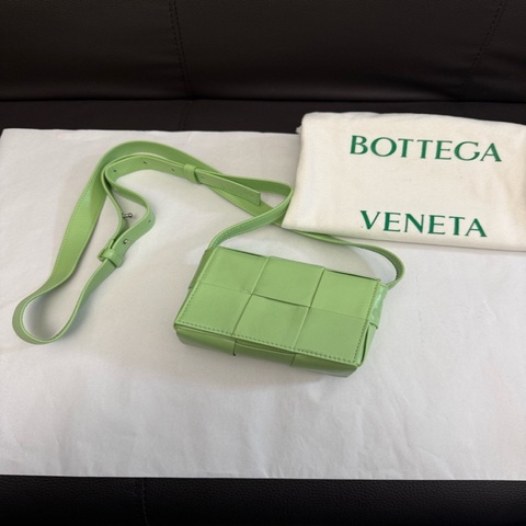 BV葆蝶家 cassette6格淺綠色油蠟皮編織小包單肩斜挎包