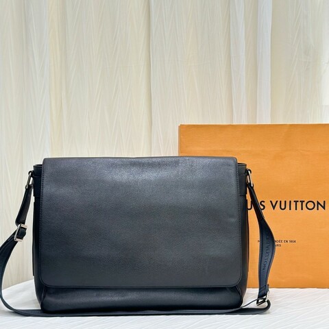 99♥️LV 黑色全皮公事包，背帶可調