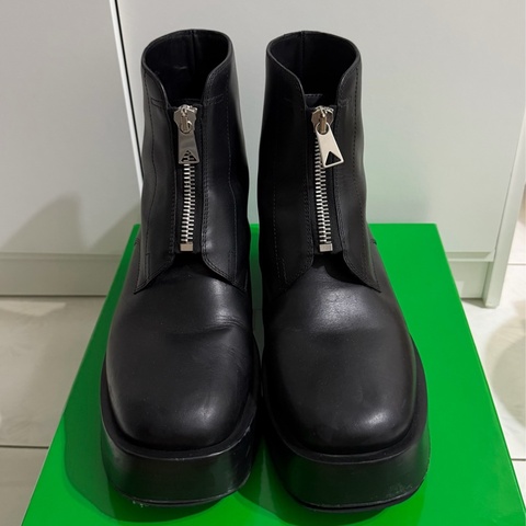 Bottega Veneta Torino 小牛皮拉鍊踝靴 43號