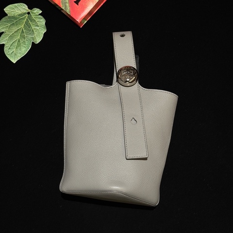 LOEWE 羅意威 Pebble Bucket 迷你水桶包灰色荔枝紋牛皮 銀色Anagram雕刻五金