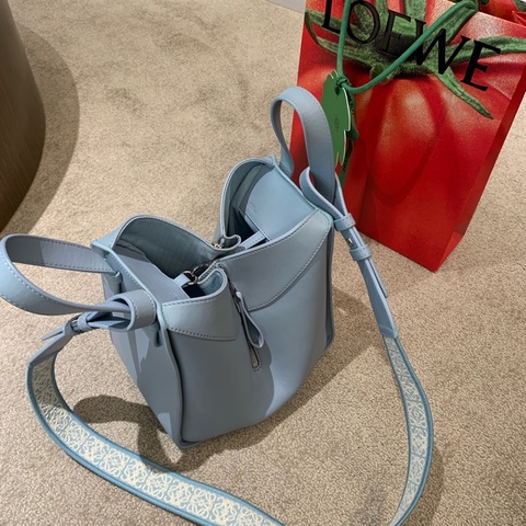 Loewe羅意威Hammock馬卡龍色系天藍色淡藍色牛皮吊床包斜挎包 23年編碼 可