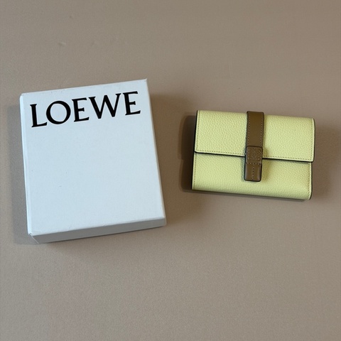 914intheair 精品代購『全新可送禮💝』Loewe小雞黃經典logo三折短夾中夾