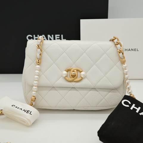 Chanel 白色珍珠鏈季節款迷你口蓋包