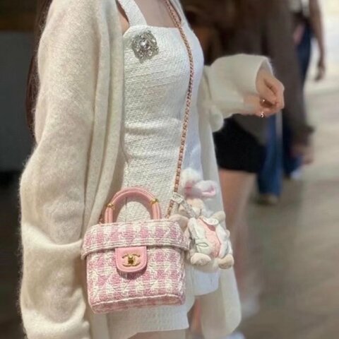 Chanel 23S 小盒子包 粉色拼白色格子芯片款 粗花呢金扣 16*13*7.5  99新配件塵袋