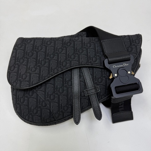 Dior 迪奧 馬鞍包突顯品牌經典的黑色 Oblique 印花 斜挎包 胸包