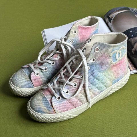 38.5號🦄🌈 ::CHANEL:: 白色雙C LOGO 粉彩渲染菱格紋高筒休閒鞋 Printed Fabric High Top CC Sneakers