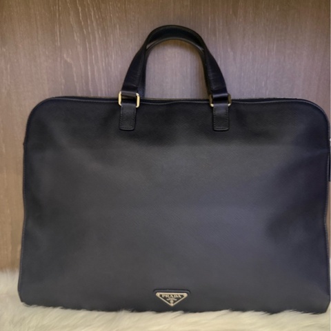 97新PRADA 普拉達 琺瑯三角形標誌拉鍊開合，牛皮黑色單肩斜挎手提包公文包