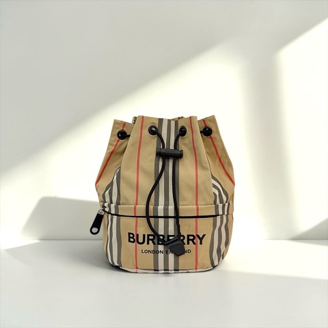 莉亞精品♡ Burberry 尼龍水桶包 無背帶 二手美包