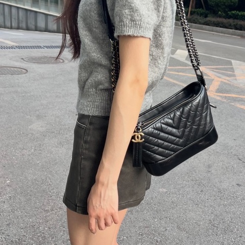 Chanel香奈兒黑金牛皮V紋流浪包 原始好成色 多種背法 保卡29開