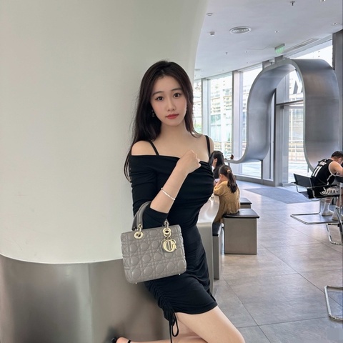 DIOR迪奧 Lady Dior 羊皮革 四格灰色戴妃 限定徽章肩帶款單肩斜挎手提包