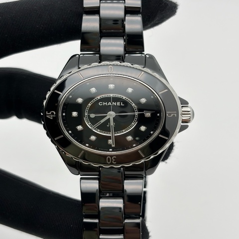CHANEL香奈兒J12系列H5701 黑色陶瓷材質 表徑33mm 石英機芯 黑色錶盤鑲嵌12顆鑽石時標（重約0.06克拉）獨一無二的精湛工藝 時尚百搭 24年全套