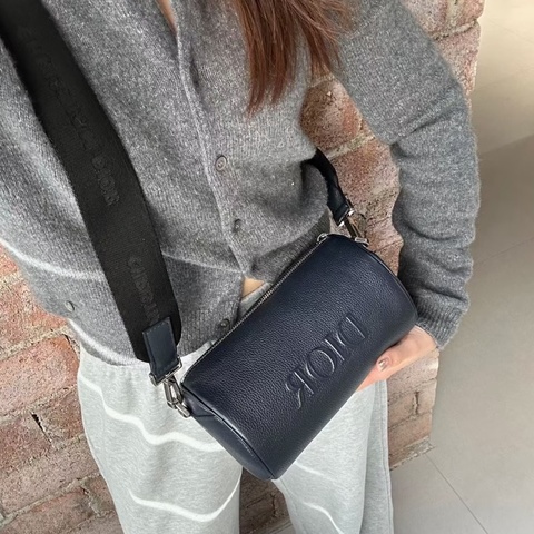 男女通用款😍Dior迪奧黑色全皮荔枝紋Roller浮雕logo圓筒包單肩斜挎包