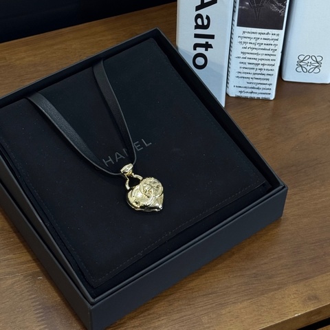 CHANEL  愛心皮繩項鍊