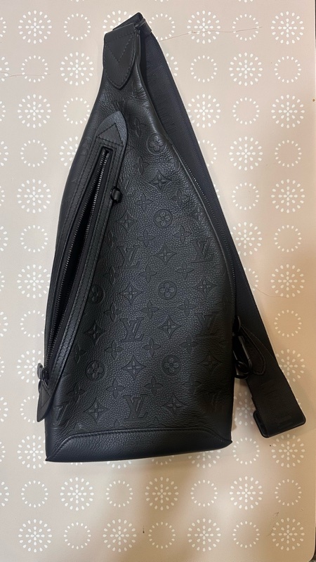 LV DUO黑牛皮壓紋直立式胸口包 M21890晶片款 近全新