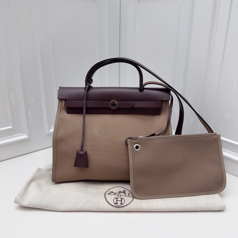 98新Hermes 愛馬仕 herbag 31框R刻  紅棕色拼灰色 不經意的高級感 男女同款 高級優雅又低調 可手提可單肩可斜挎 帆布的材質耐磨耐造 尺寸：31*25*11 附件：子袋 塵袋 鑰匙鎖頭  WN