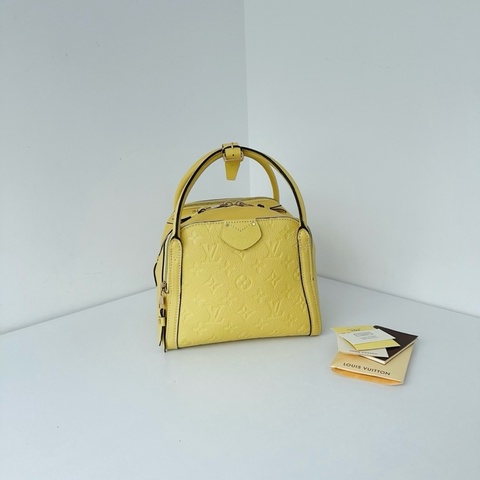💛LV 路易威登 奶黃色 全皮壓紋 marais bb 手提小方包
