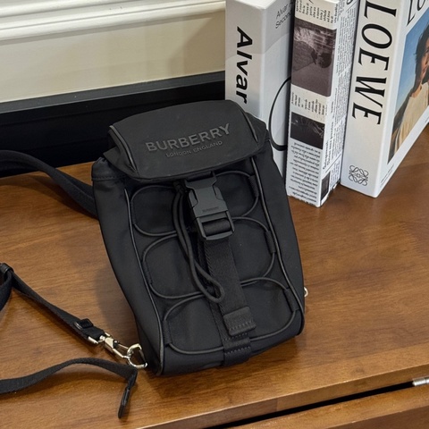 BURBERRY  黑LOGO字體尼龍手機包