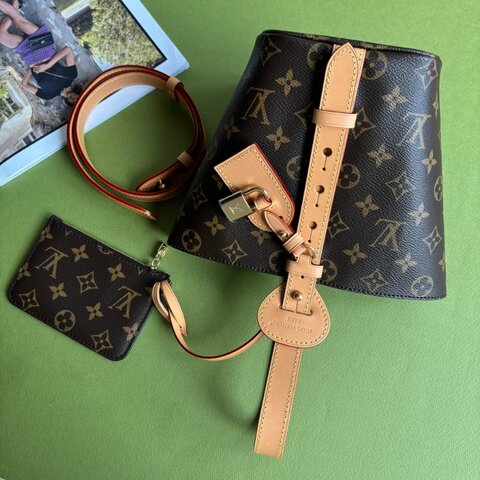 未使用 ::Louis Vuitton:: LV M12925 All In BB 金屬鎖頭+行李吊牌飾水桶包 手提包 斜背包