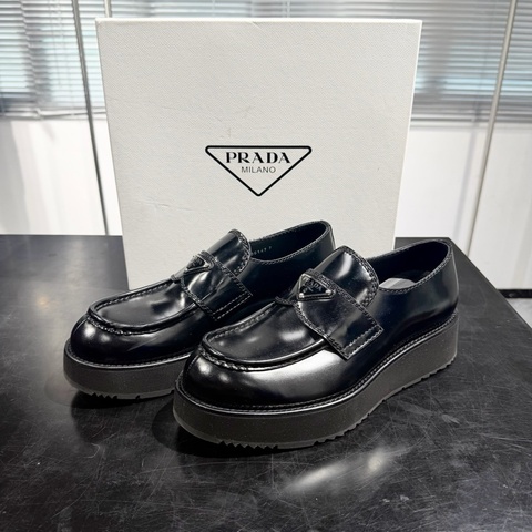 Prada 普拉達 皮革 樂福鞋 琺瑯金屬三角標 黑色