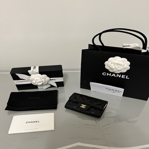 CHANEL 香奈兒《全新全配》經典黑色魚子醬菱格紋金釦鑰匙包