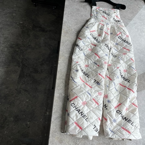 Chanel 白色字母羽绒背带裤fr38~~