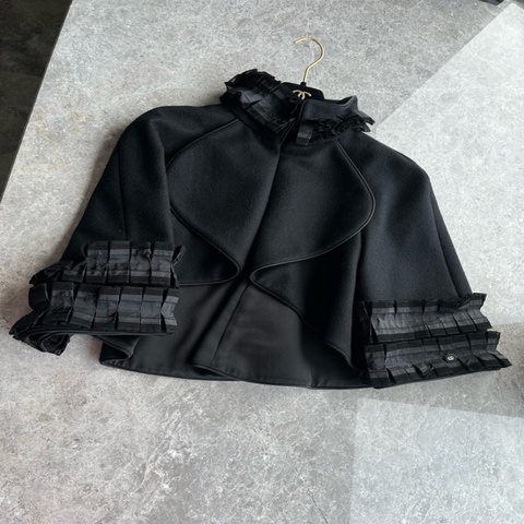 Chanel 萨尔茨堡系列黑色斗篷外套fr38~~